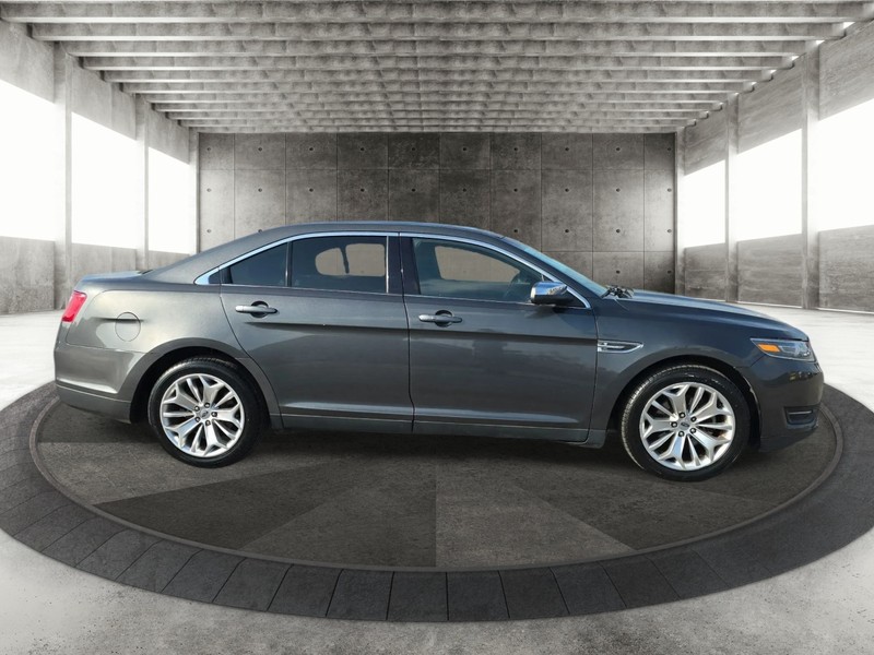 Ford Taurus Vehicle Full-screen Gallery Image 4