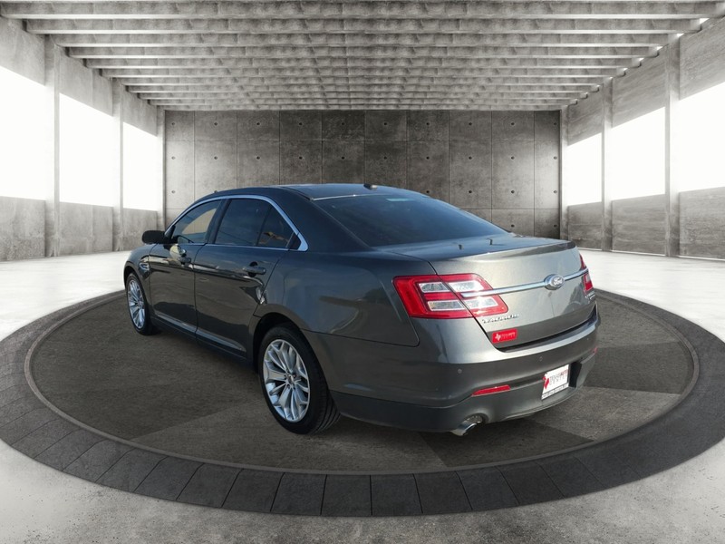 Ford Taurus Vehicle Full-screen Gallery Image 8
