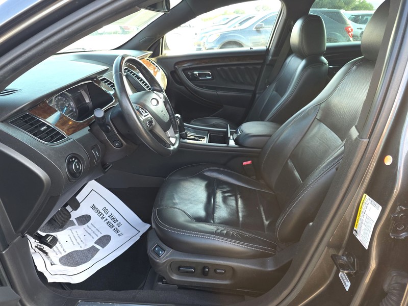 Ford Taurus Vehicle Full-screen Gallery Image 9