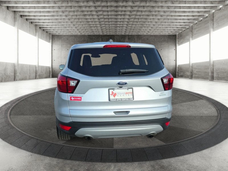 Ford Escape Vehicle Full-screen Gallery Image 6