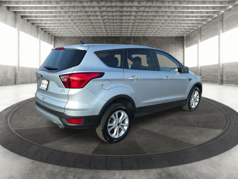 Ford Escape Vehicle Full-screen Gallery Image 7