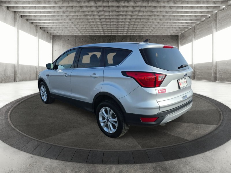 Ford Escape Vehicle Full-screen Gallery Image 8
