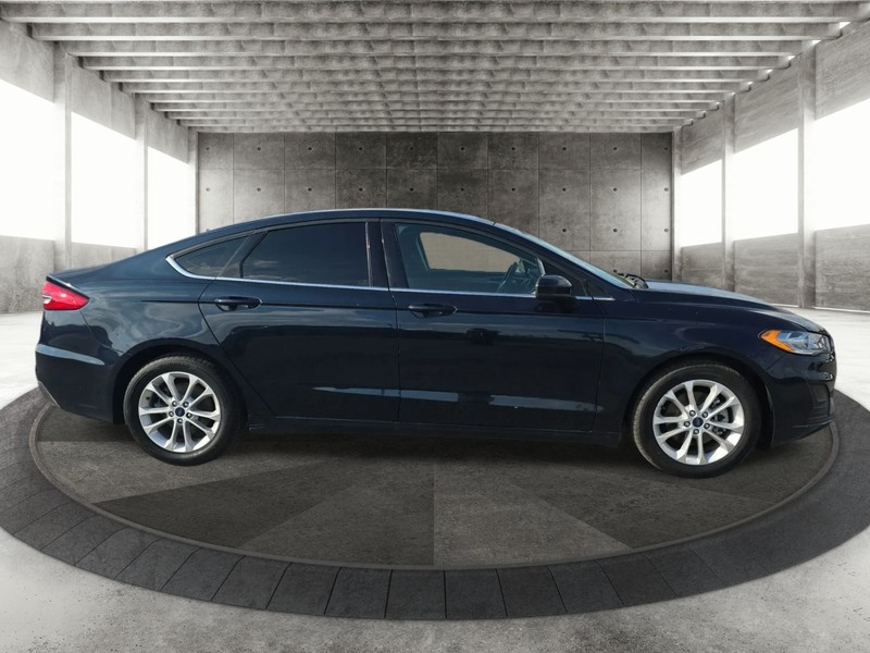 Ford Fusion Vehicle Full-screen Gallery Image 4