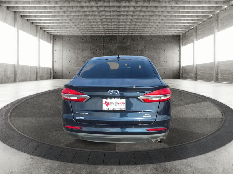 Ford Fusion Vehicle Full-screen Gallery Image 6