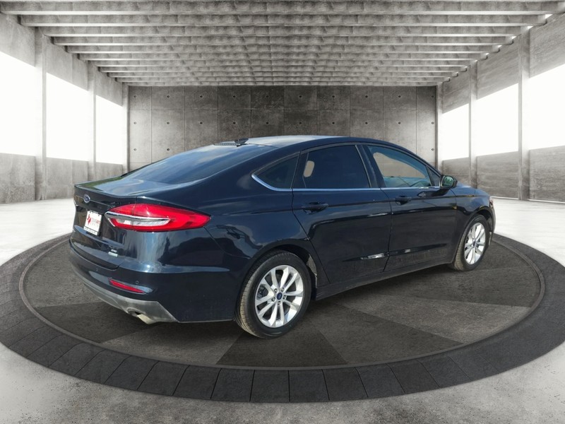 Ford Fusion Vehicle Full-screen Gallery Image 7