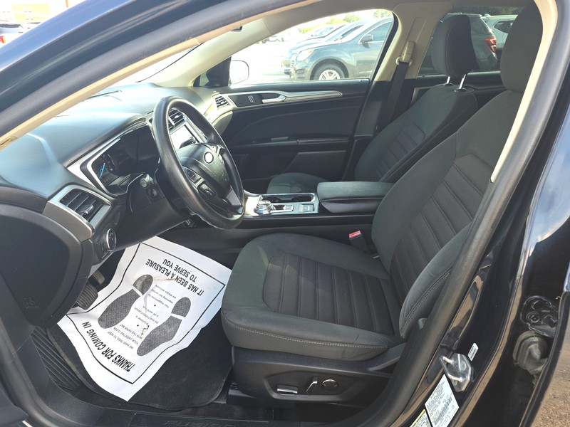 Ford Fusion Vehicle Full-screen Gallery Image 9