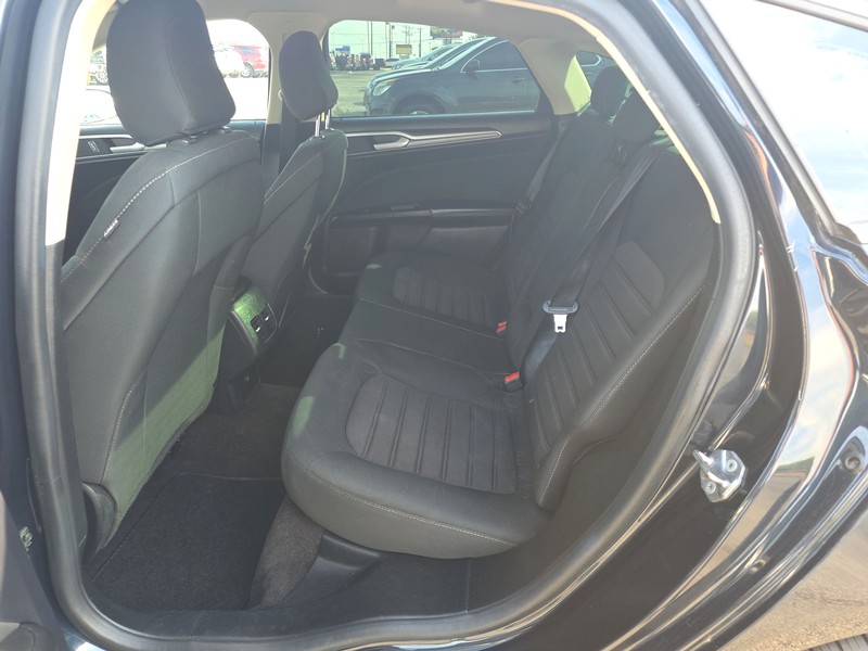Ford Fusion Vehicle Full-screen Gallery Image 10