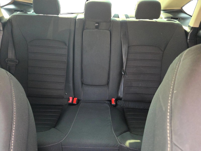 Ford Fusion Vehicle Full-screen Gallery Image 12