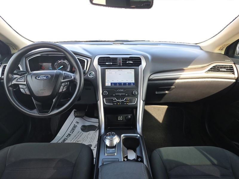 Ford Fusion Vehicle Full-screen Gallery Image 15