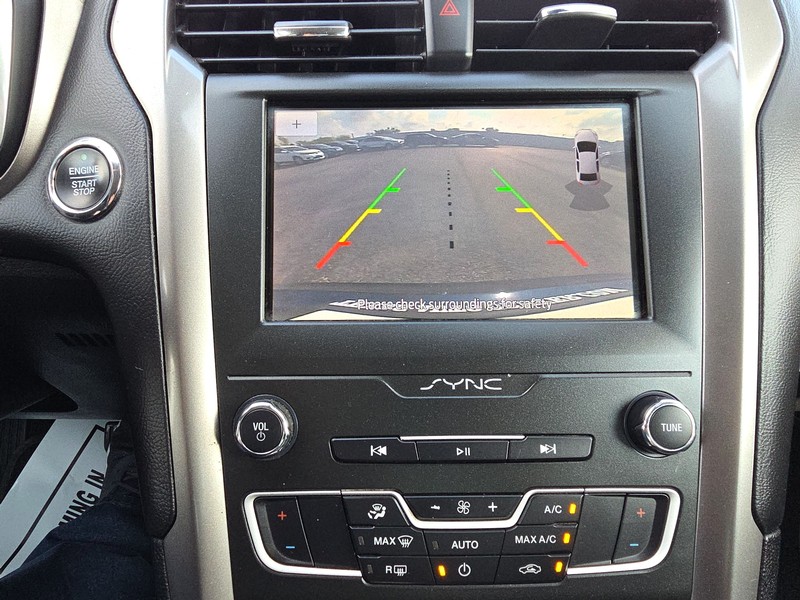 Ford Fusion Vehicle Full-screen Gallery Image 17