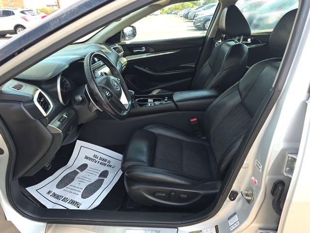 Nissan Maxima Vehicle Full-screen Gallery Image 09