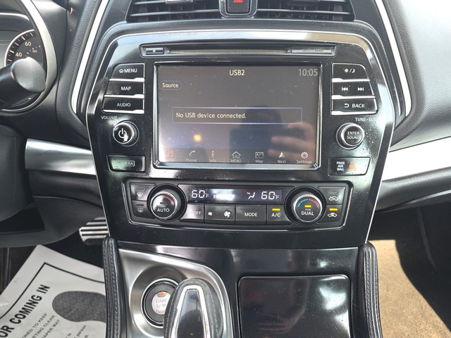 Nissan Maxima Vehicle Full-screen Gallery Image 11