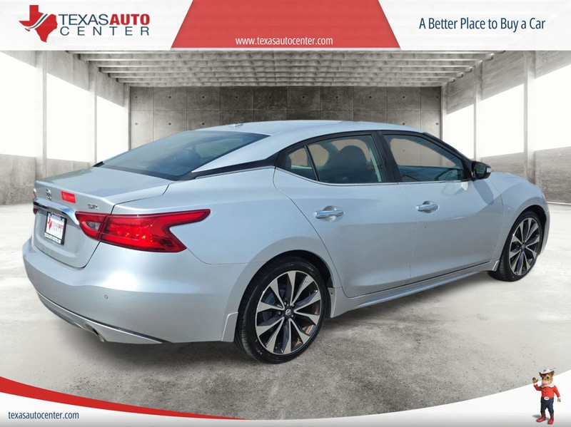 Nissan Maxima Vehicle Full-screen Gallery Image 7