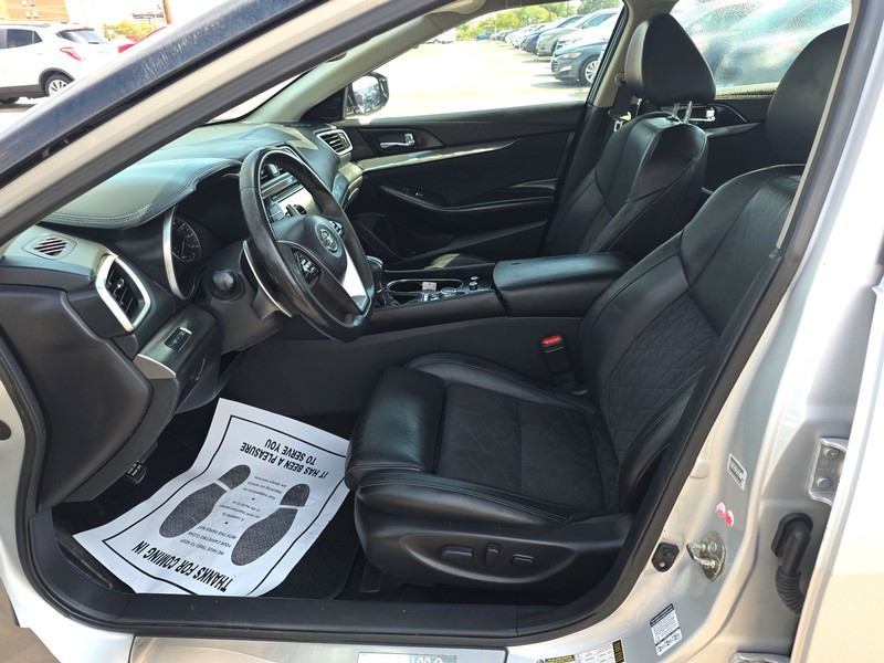 Nissan Maxima Vehicle Full-screen Gallery Image 9
