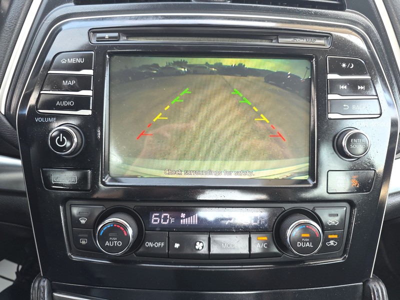 Nissan Maxima Vehicle Full-screen Gallery Image 17