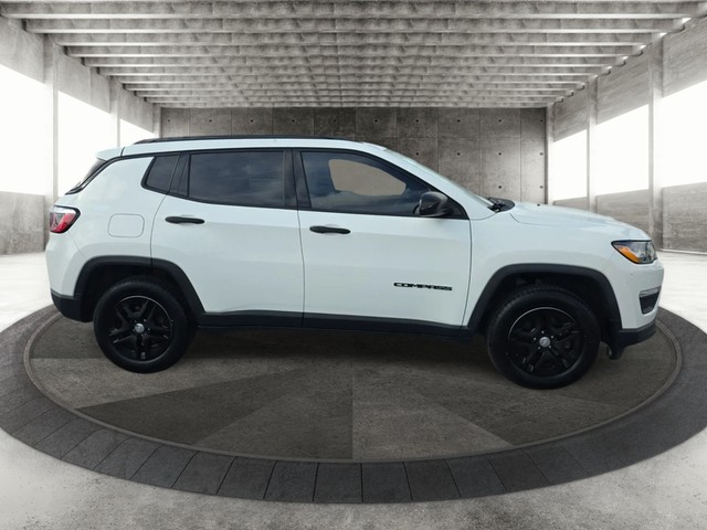 Jeep Compass Vehicle Full-screen Gallery Image 04