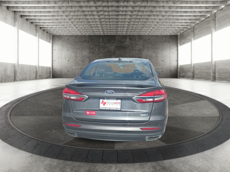 Ford Fusion Vehicle Full-screen Gallery Image 6