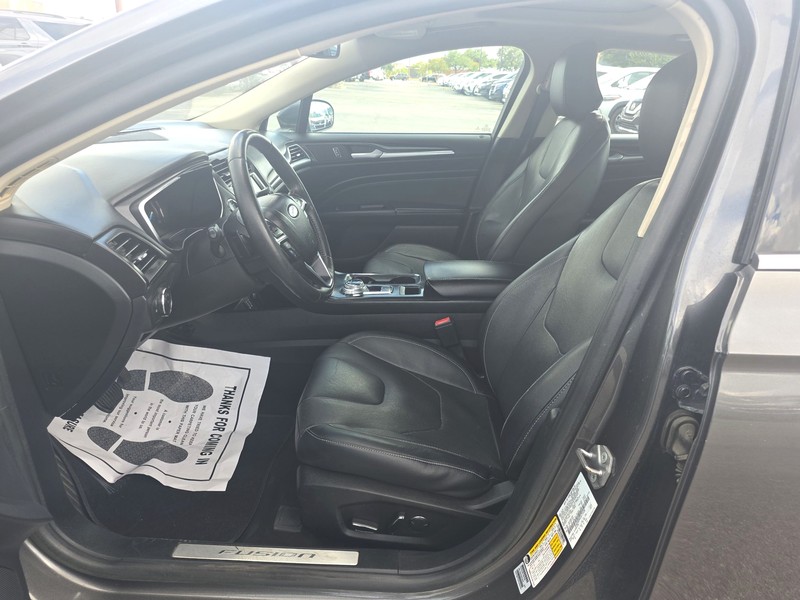 Ford Fusion Vehicle Full-screen Gallery Image 9