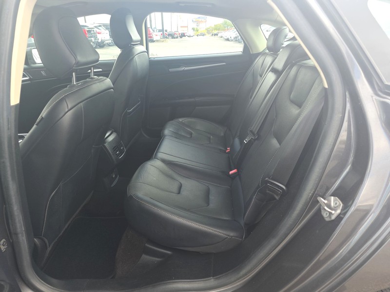 Ford Fusion Vehicle Full-screen Gallery Image 10