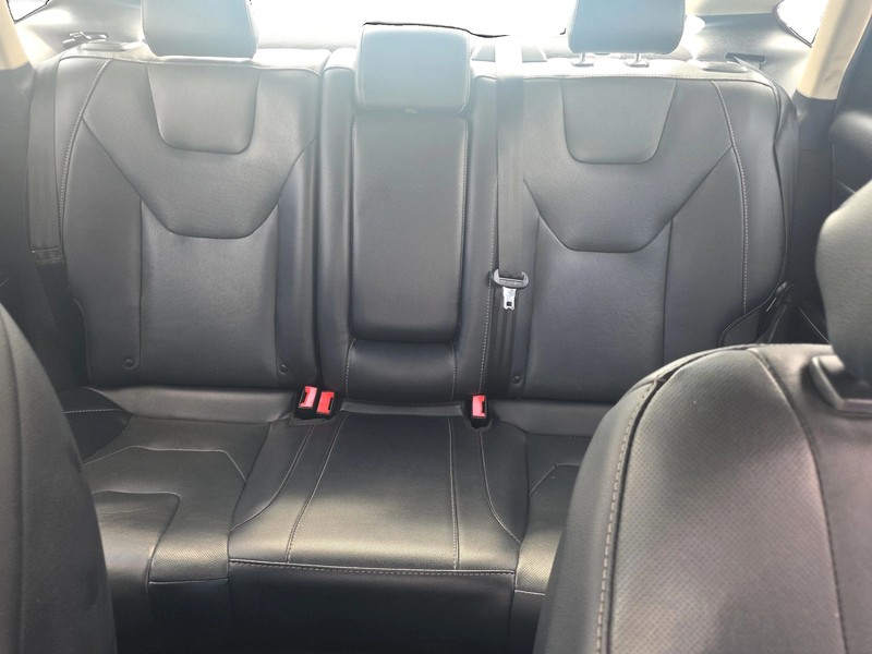 Ford Fusion Vehicle Full-screen Gallery Image 12