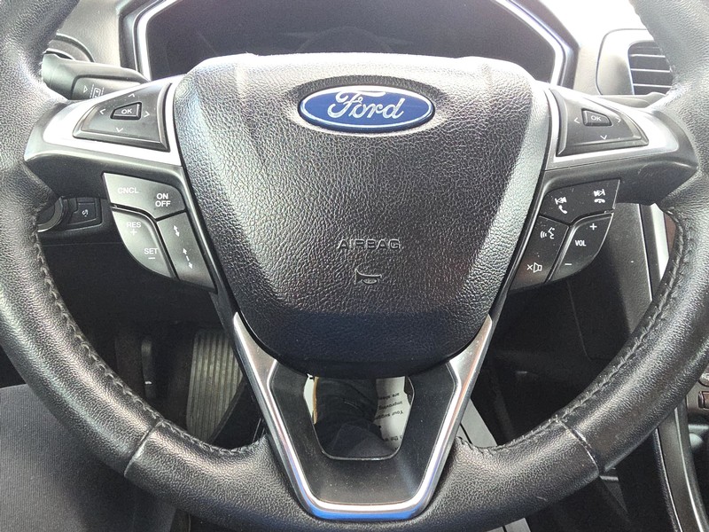 Ford Fusion Vehicle Full-screen Gallery Image 13