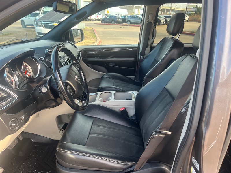 Dodge Grand Caravan Vehicle Full-screen Gallery Image 9