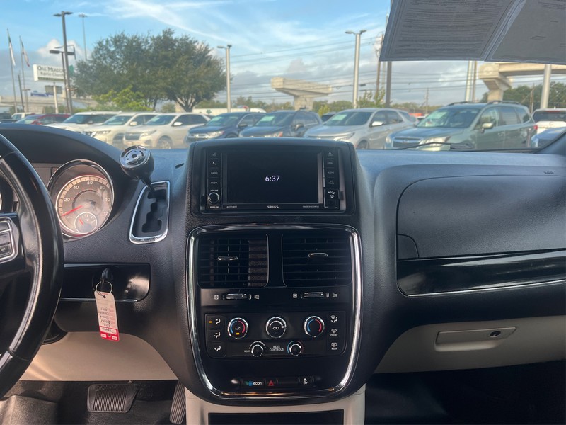 Dodge Grand Caravan Vehicle Full-screen Gallery Image 12