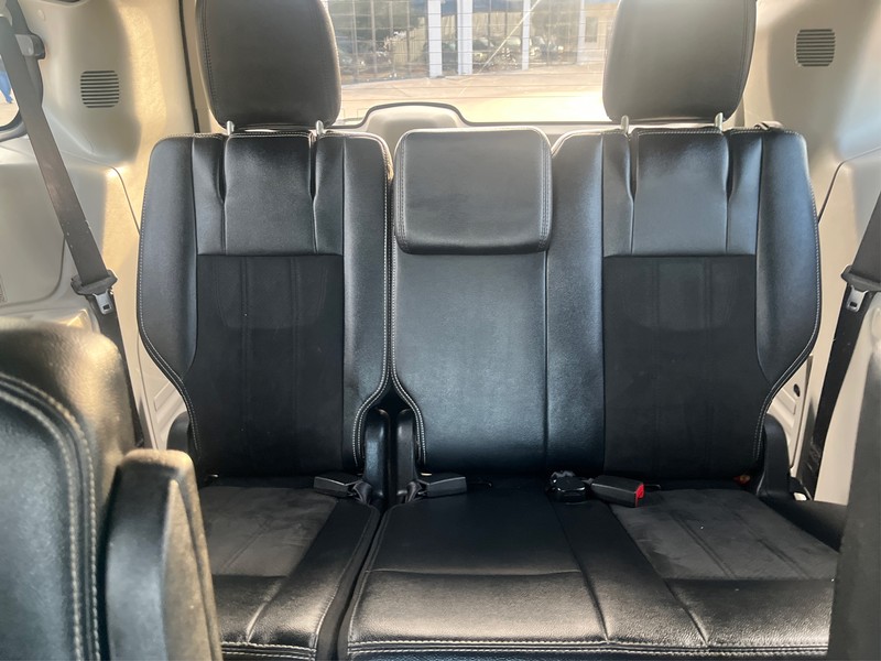 Dodge Grand Caravan Vehicle Full-screen Gallery Image 19