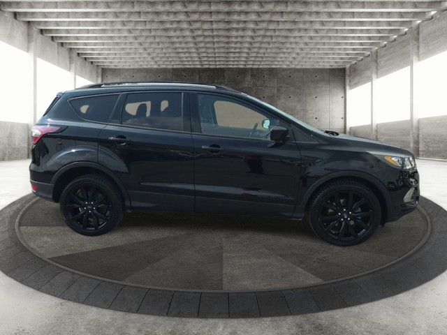 Ford Escape Vehicle Full-screen Gallery Image 04
