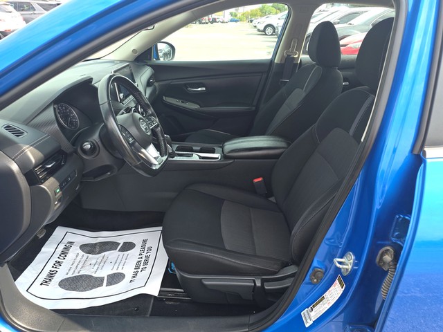 Nissan Sentra Vehicle Full-screen Gallery Image 09