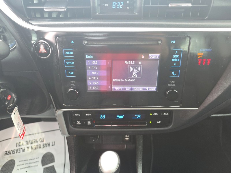 Toyota Corolla Vehicle Full-screen Gallery Image 11