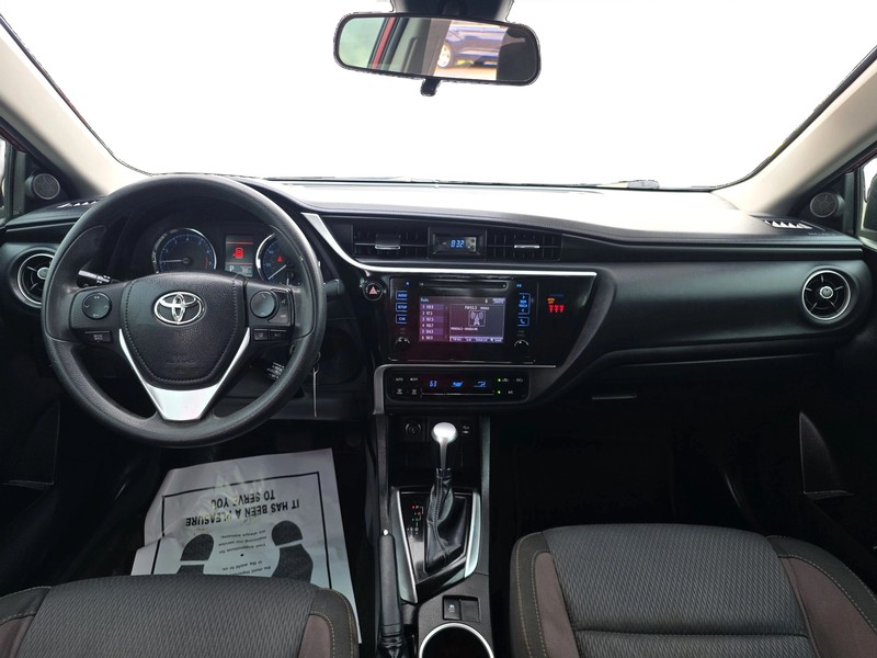 Toyota Corolla Vehicle Full-screen Gallery Image 15