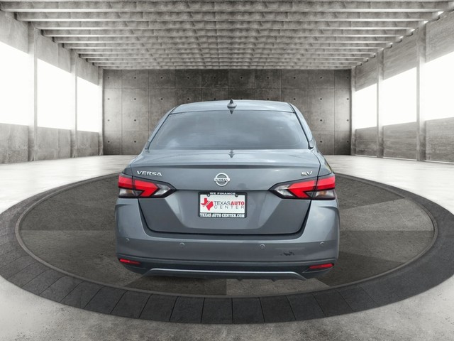 Nissan Versa Vehicle Full-screen Gallery Image 06