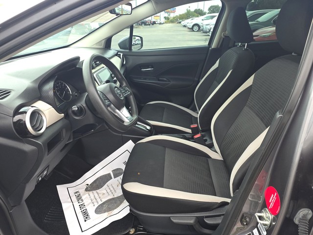 Nissan Versa Vehicle Full-screen Gallery Image 09
