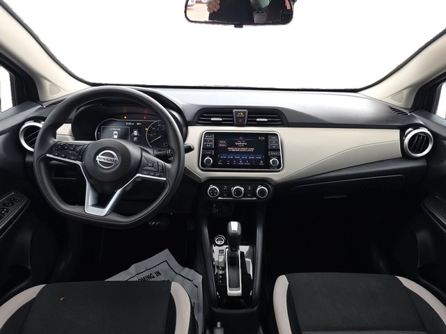 Nissan Versa Vehicle Full-screen Gallery Image 15