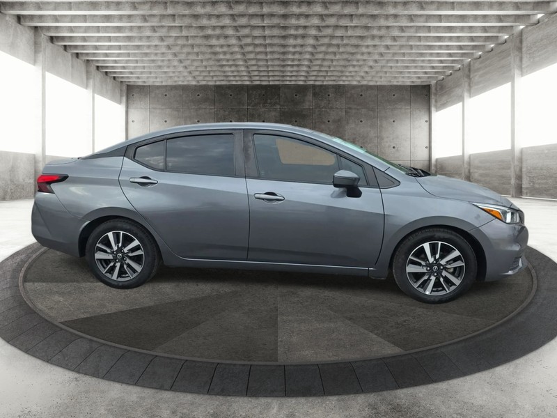 Nissan Versa Vehicle Full-screen Gallery Image 4