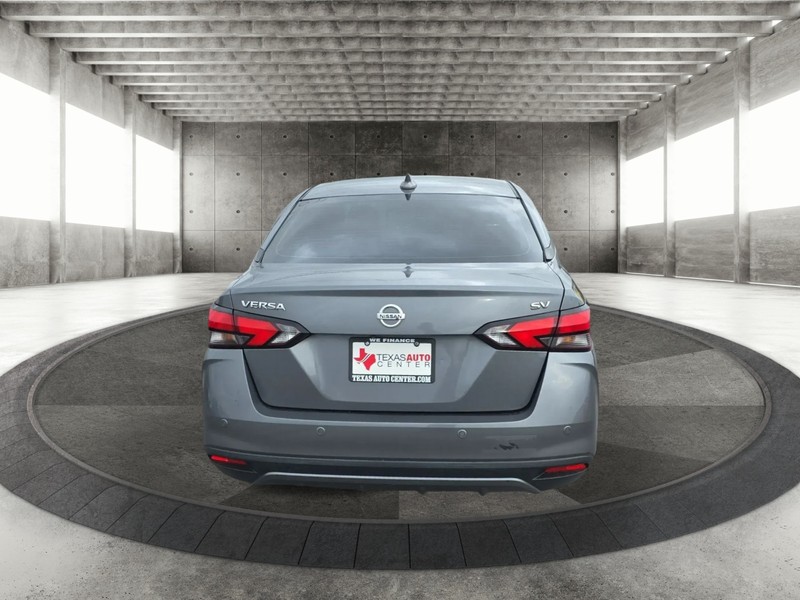 Nissan Versa Vehicle Full-screen Gallery Image 6