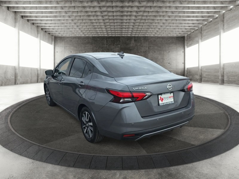 Nissan Versa Vehicle Full-screen Gallery Image 8