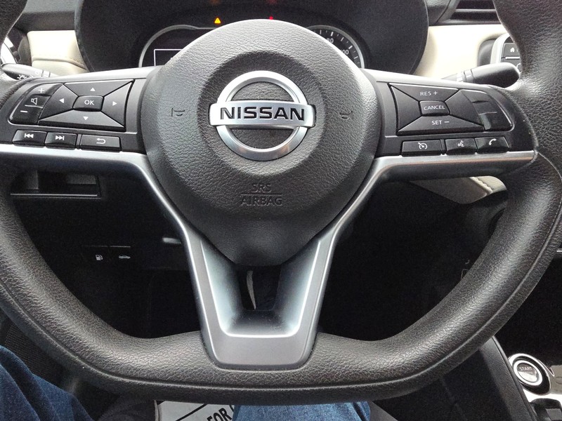 Nissan Versa Vehicle Full-screen Gallery Image 13