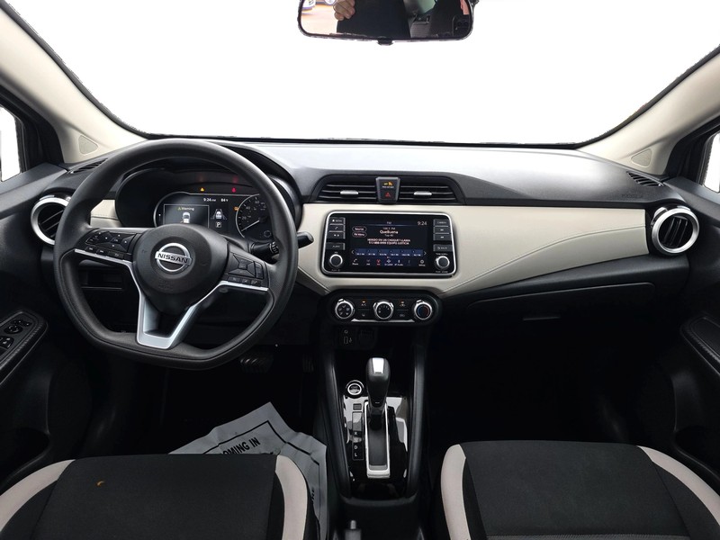 Nissan Versa Vehicle Full-screen Gallery Image 15