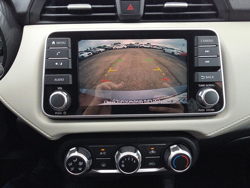 Nissan Versa Vehicle Full-screen Gallery Image 16