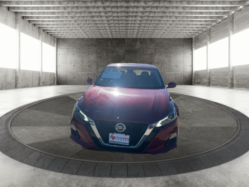 Nissan Altima Vehicle Full-screen Gallery Image 3