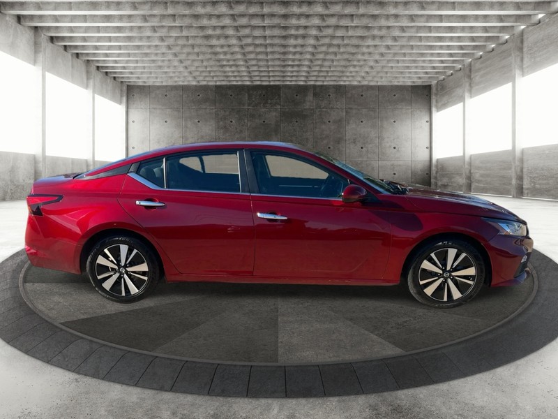 Nissan Altima Vehicle Full-screen Gallery Image 4