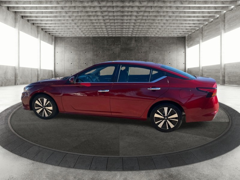 Nissan Altima Vehicle Full-screen Gallery Image 5
