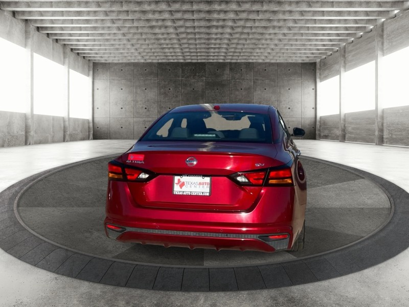 Nissan Altima Vehicle Full-screen Gallery Image 6