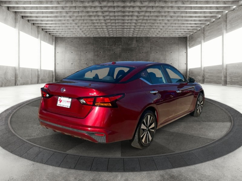 Nissan Altima Vehicle Full-screen Gallery Image 7