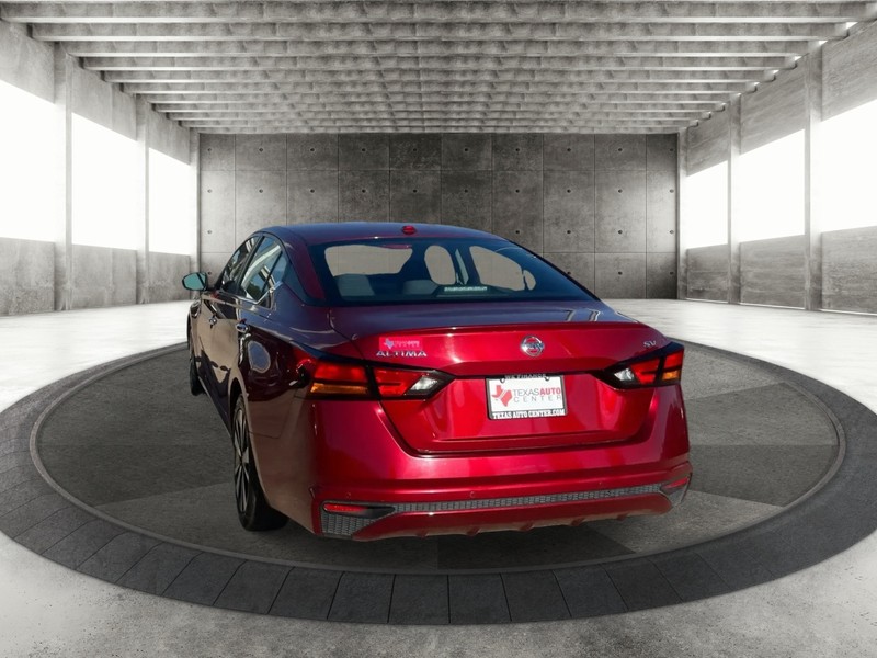 Nissan Altima Vehicle Full-screen Gallery Image 8