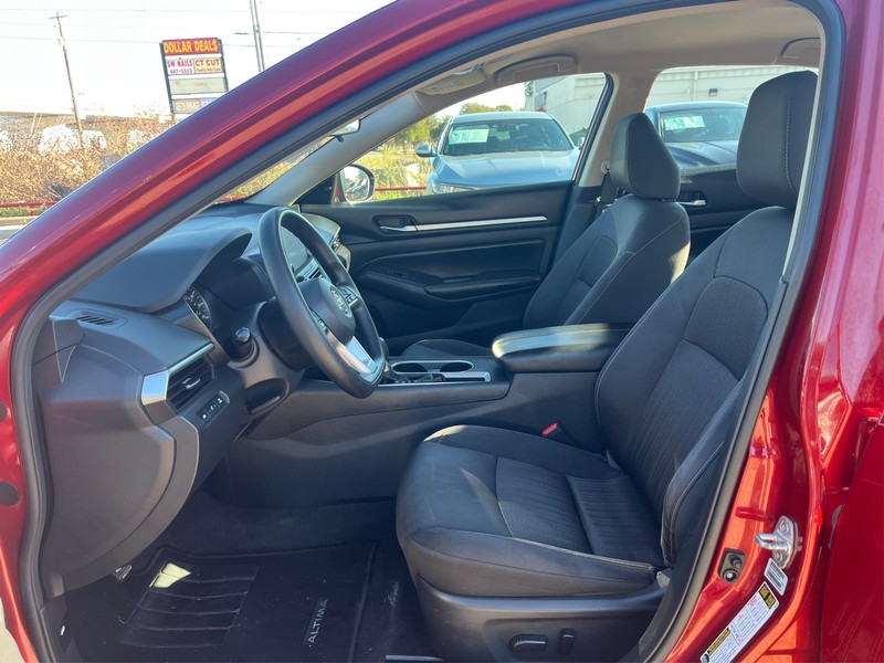 Nissan Altima Vehicle Full-screen Gallery Image 9