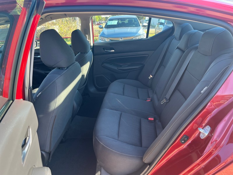 Nissan Altima Vehicle Full-screen Gallery Image 10
