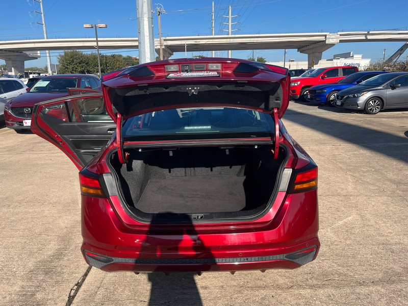 Nissan Altima Vehicle Full-screen Gallery Image 11